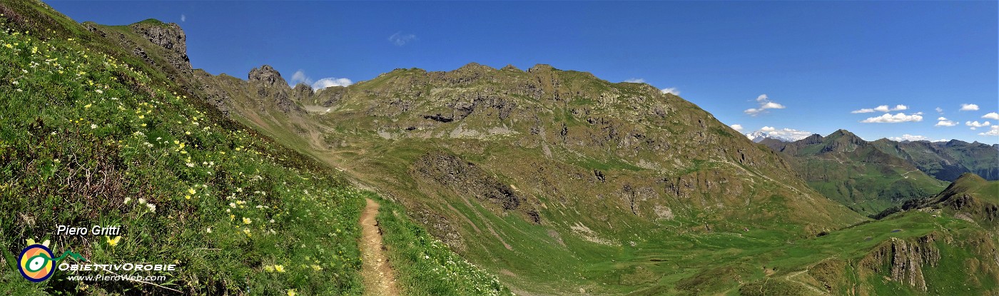 27 Sentiero 109 per i laghi fiorito-vista panoramica verso Valletto-Ponteranica ed oltre .jpg